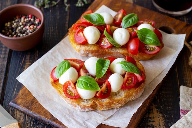 Bruschetta com tomate mussarela e manjericão Comida vegetariana Alimentação saudável