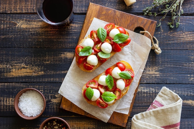 Bruschetta com tomate mussarela e manjericão Comida vegetariana Alimentação saudável