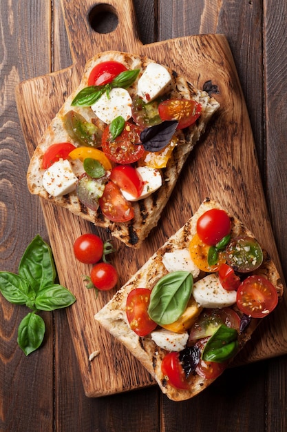 Bruschetta com tomate mussarela e manjericão