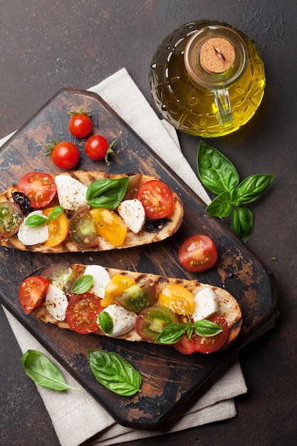 Bruschetta com tomate mussarela e manjericão