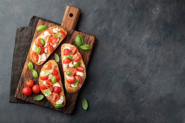 Bruschetta com tomate, queijo mussarela e manjericão.