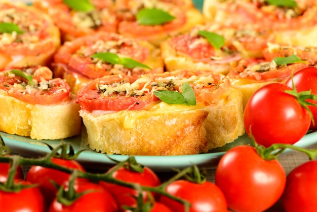 Bruschetta com tomate, queijo parmesão, azeite, presunto e orégano