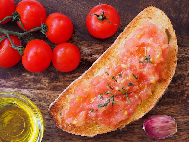 Bruschetta com tomate ralado azeite e alho