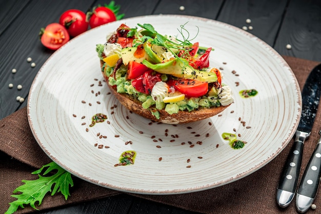 Bruschetta com tomate seco, cream cheese, abacate e legumes frescos