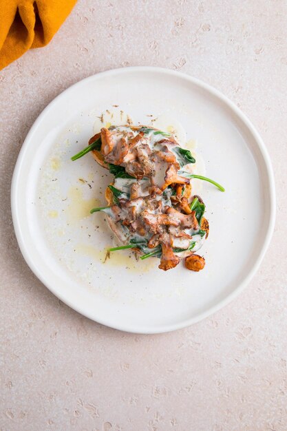 Bruschetta Comida con plato blanco y fondo blanco con tomates en un plato en el primer plano de la mesa