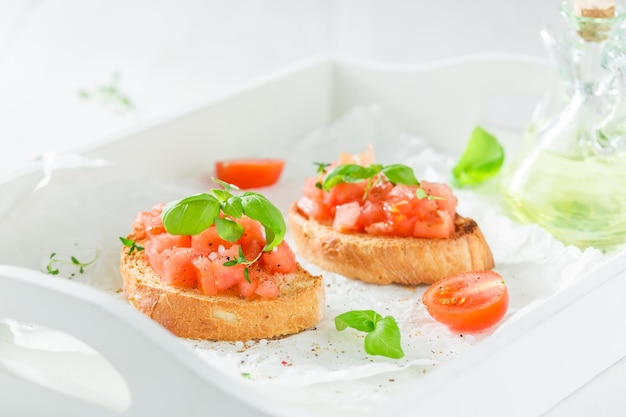 Bruschetta crocante com manjericão e tomate no café da manhã