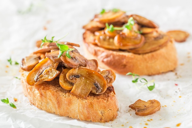 Bruschetta crujiente con champiñones para un desayuno