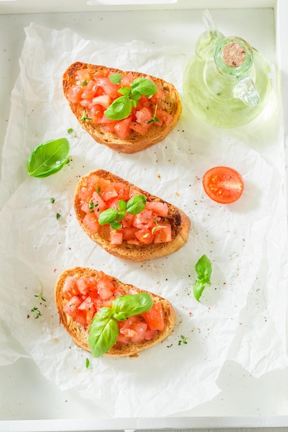 Bruschetta crujiente con tomate y albahaca para el desayuno