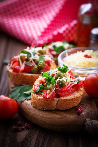 Bruschetta de antipasti italiano tradicional com vegetais