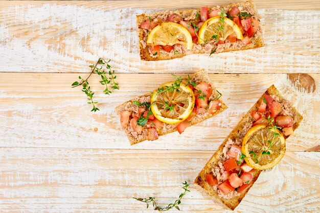 Bruschetta de aperitivo com atum e tomate. Cozinha italiana.