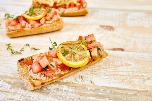 Bruschetta de aperitivo com atum e tomate. Cozinha italiana.