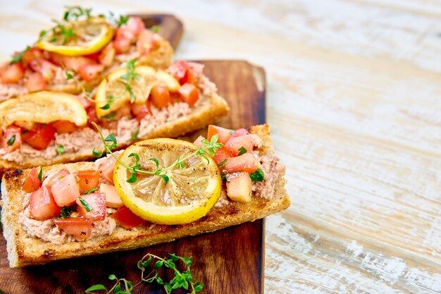 Bruschetta de aperitivo com atum e tomate