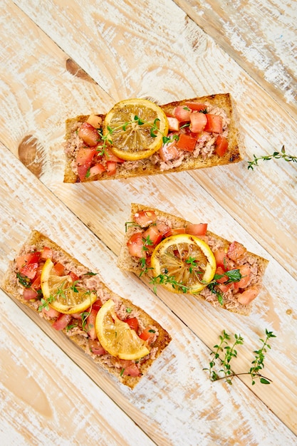 Bruschetta de aperitivo com atum e tomate