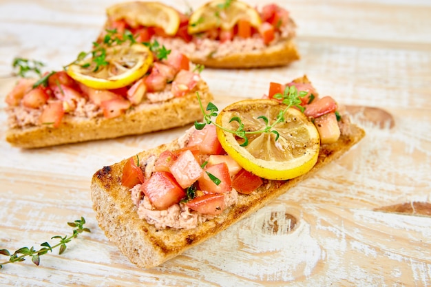 Bruschetta de aperitivo com atum e tomate