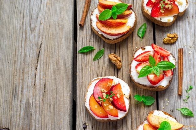 Bruschetta de frutas com queijo cottage e especiarias