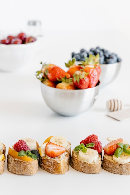 Bruschetta de frutas de verão.