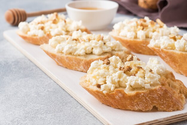 Bruschetta de lanche com queijo cottage, nozes e mel