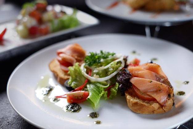 Bruschetta de salmão fumado com salada fresca