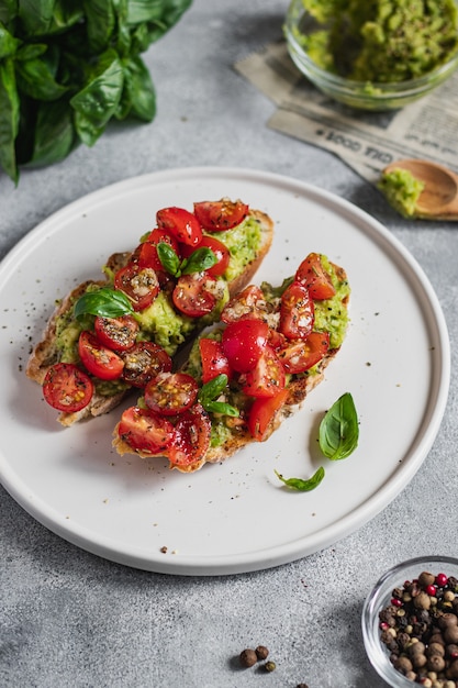 Bruschetta de tomate com guacamole de abacate, manjericão e azeite de oliva