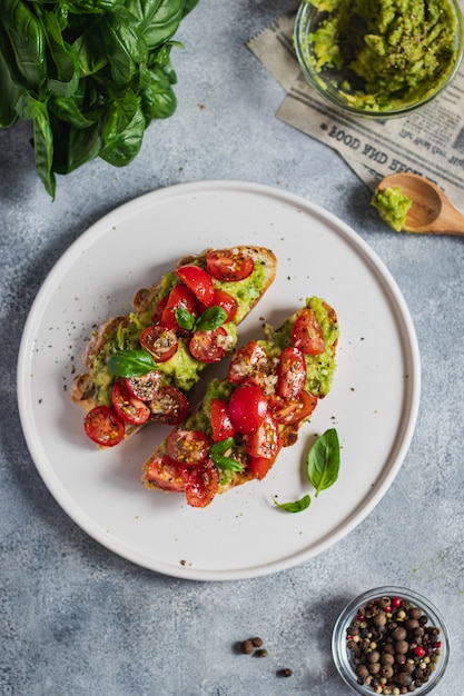 Bruschetta de tomate com guacamole de abacate, manjericão e azeite de oliva