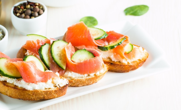 Bruschetta do salmão, do pepino e do queijo creme.