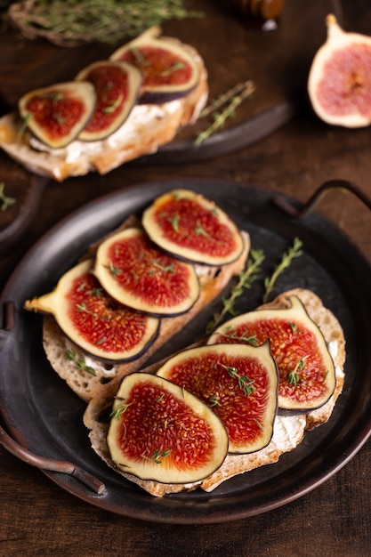 Bruschetta doce com cream cheese e figos no café da manhã