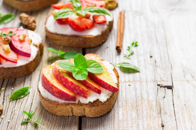 Bruschetta con duraznos, ciruelas, fresas y queso cottage.