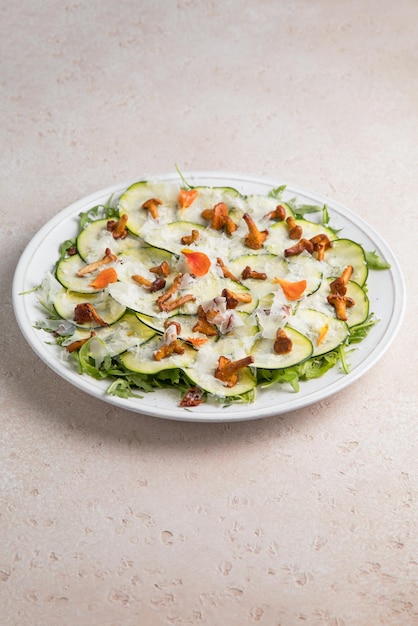 Bruschetta Food mit weißem Teller und weißem Hintergrund mit Tomaten auf dem Teller auf dem Tisch in der Nähe