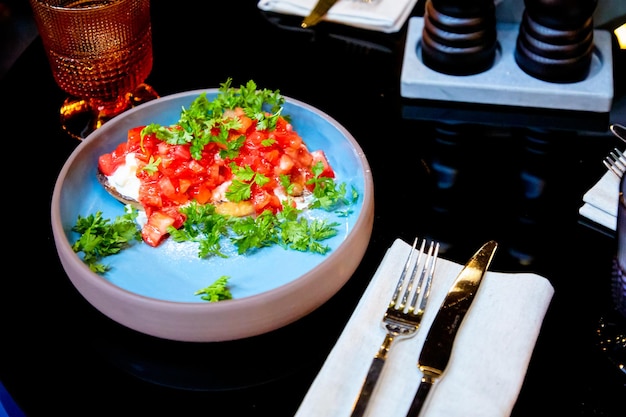 Bruschetta con fresas y queso crema