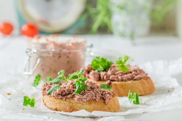 Bruschetta fresca com fegatini e ervas para um café da manhã