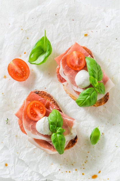 Bruschetta fresca com tomate presunto e mussarela para um lanche