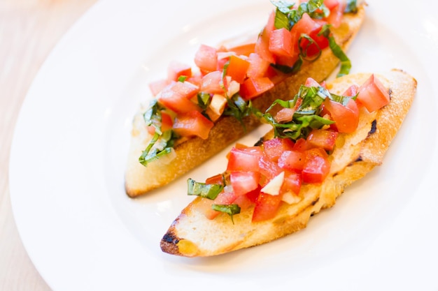 Bruschetta fresca en un plato blanco.