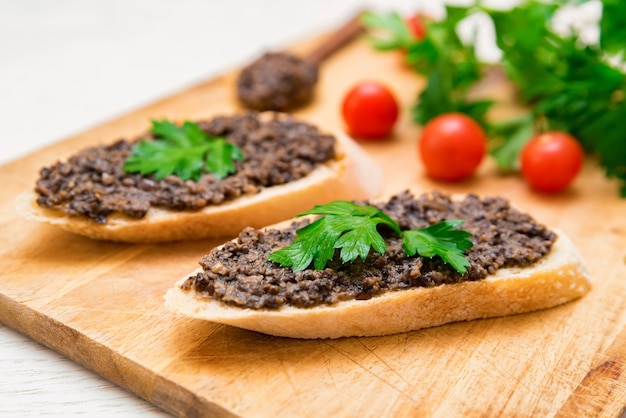 Bruschetta fresca y sabrosa con salsa de trufa, perejil y tomates