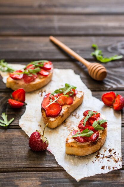 Bruschetta, Frischkäse, Erdbeere, Rucola, Balsamico-Essig.