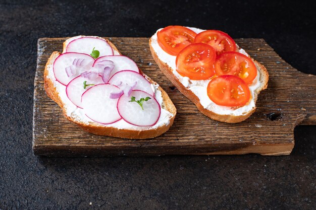 Bruschetta Gemüsetomate, Radieschen Frischkäse Portion Mahlzeit Mahlzeit Snack