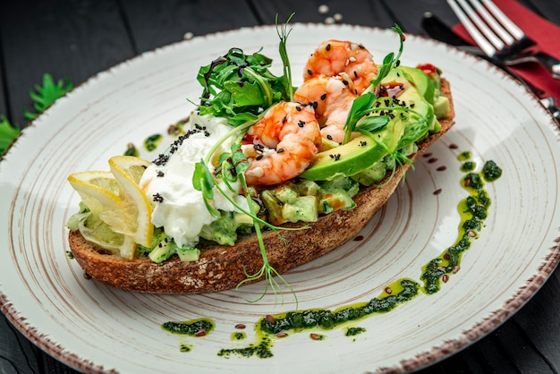 Bruschetta con guacamole de camarones queso crema y salsa pesto