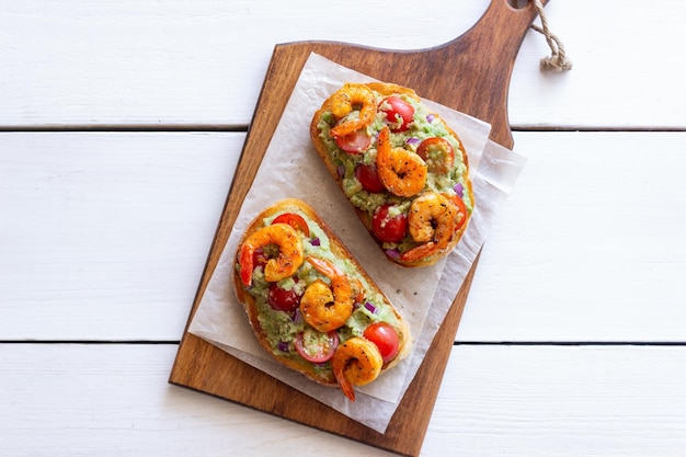 Bruschetta con guacamole de gambas y tomates Alimentación saludable Desayuno