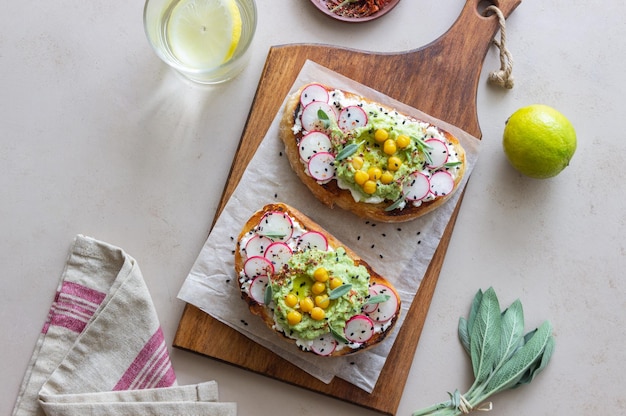 Bruschetta con guacamole rábano queso blanco garbanzos y salvia Comida vegetariana Sándwich comida italiana