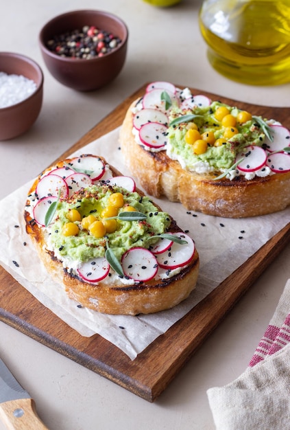 Bruschetta con guacamole rábano queso blanco garbanzos y salvia Comida vegetariana Sándwich comida italiana