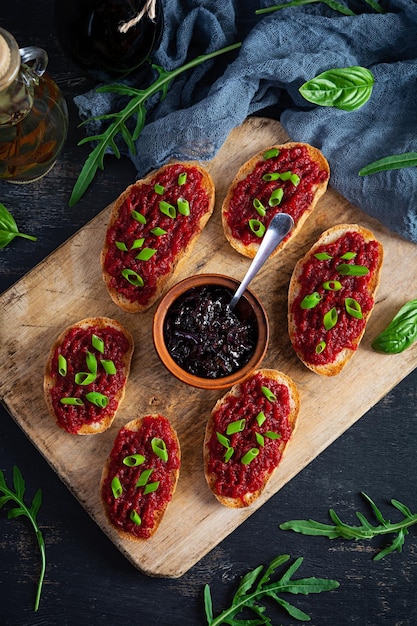 Bruschetta con hierbas de remolacha rallada y cebolla caramelizada Vista superior