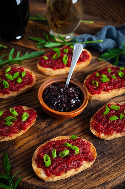 Bruschetta con hierbas de remolacha rallada y cebolla caramelizada