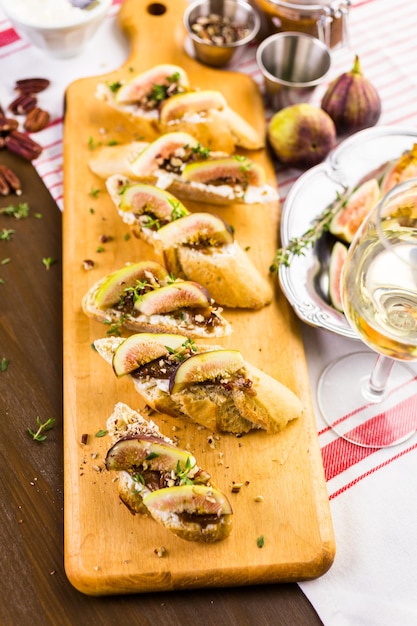 Bruschetta de higo con higos orgánicos de California sobre tabla de cortar.