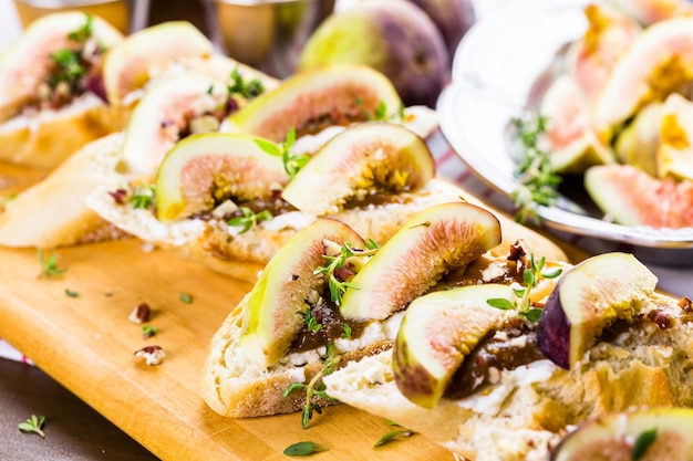 Bruschetta de higo con higos orgánicos de California sobre tabla de cortar.