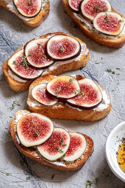 Bruschetta con higos, queso de cabra y miel