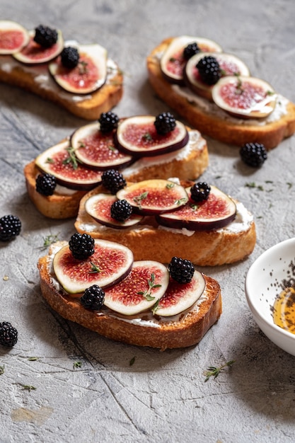 Bruschetta con higos, queso de cabra y miel