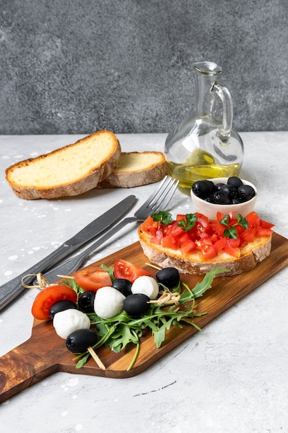 Foto bruschetta italiana com tomate, azeite, salsa verde e pimenta rosa.