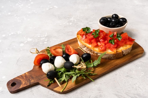 Foto bruschetta italiana com tomate e azeitonas