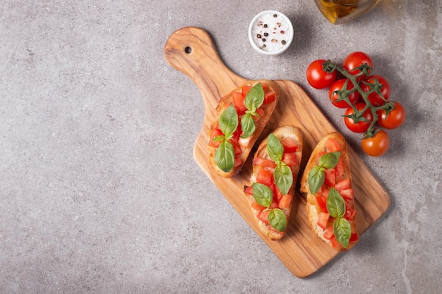 Bruschetta italiana de tomate e queijo Tapas antepastos com legumes picados, ervas e óleo