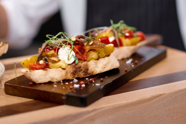 Foto bruschetta italiana o sándwich con tomate y albahaca comida fresca de temporada de verano