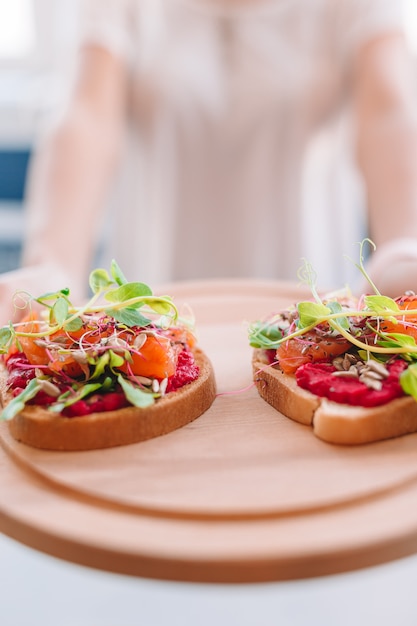 Bruschetta italiana saborosa na placa de madeira